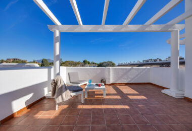 Live frontline beach in the exclusive El Saladillo Beach, Estepona