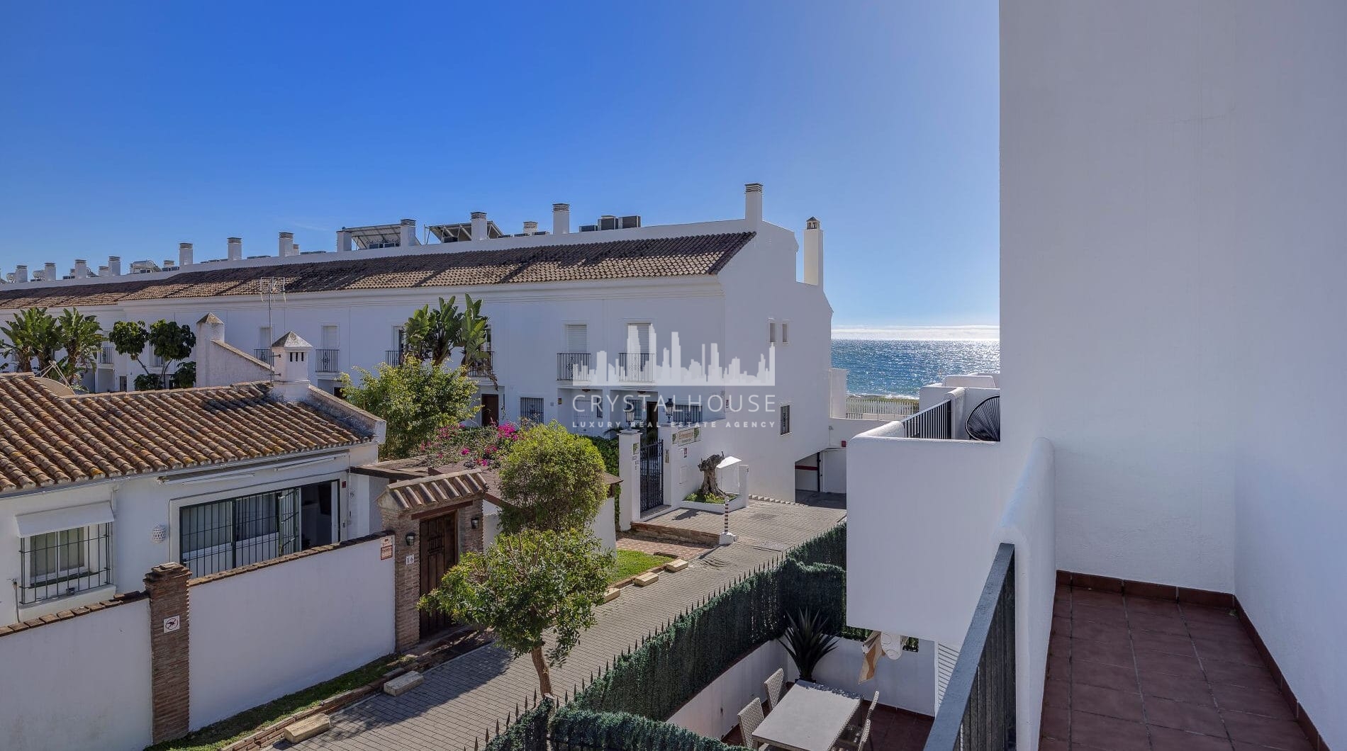 Live frontline beach in the exclusive El Saladillo Beach, Estepona