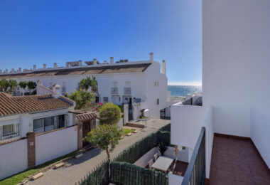 Live frontline beach in the exclusive El Saladillo Beach, Estepona