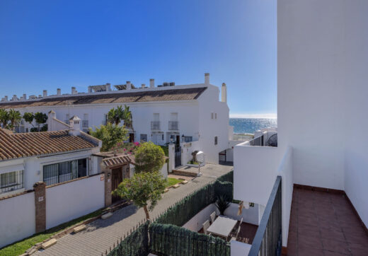 Live frontline beach in the exclusive El Saladillo Beach, Estepona