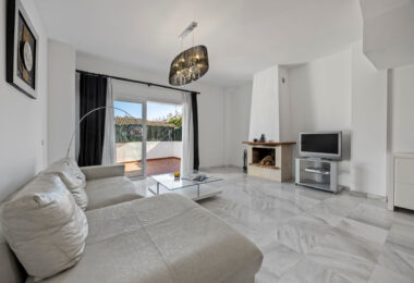 Live frontline beach in the exclusive El Saladillo Beach, Estepona