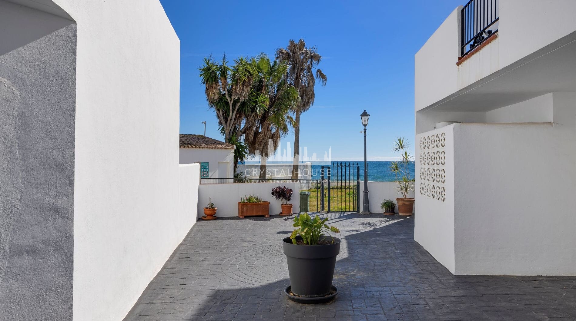 Live frontline beach in the exclusive El Saladillo Beach, Estepona
