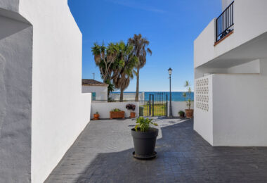 Live frontline beach in the exclusive El Saladillo Beach, Estepona