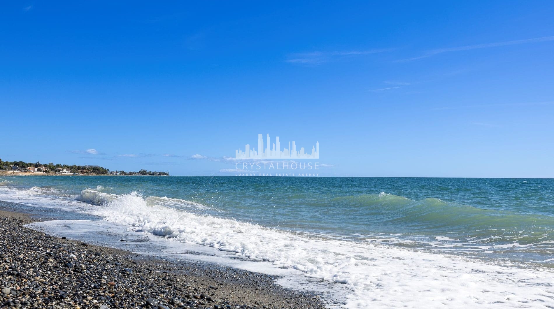 Live frontline beach in the exclusive El Saladillo Beach, Estepona