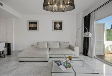 Live frontline beach in the exclusive El Saladillo Beach, Estepona