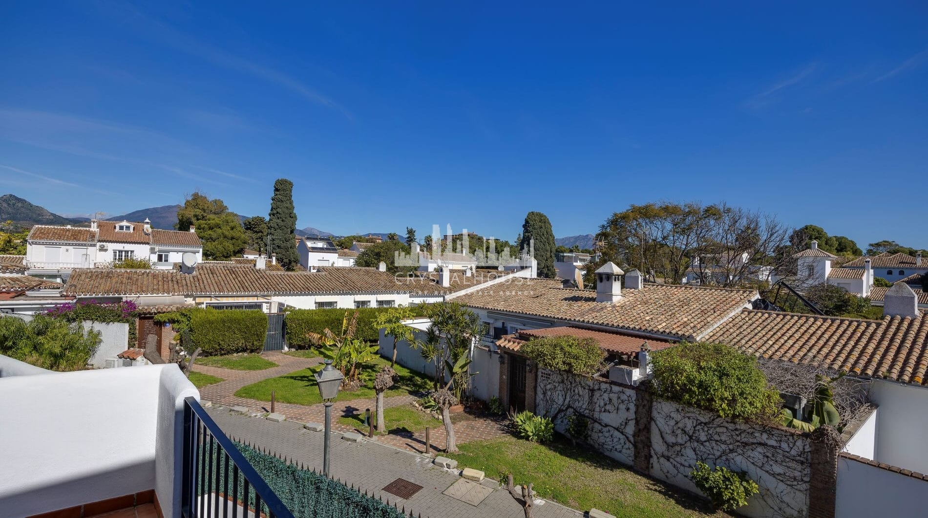 Live frontline beach in the exclusive El Saladillo Beach, Estepona