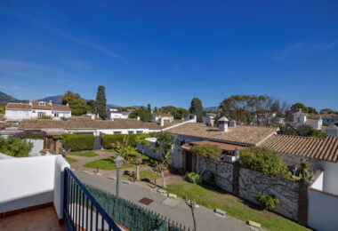 Live frontline beach in the exclusive El Saladillo Beach, Estepona