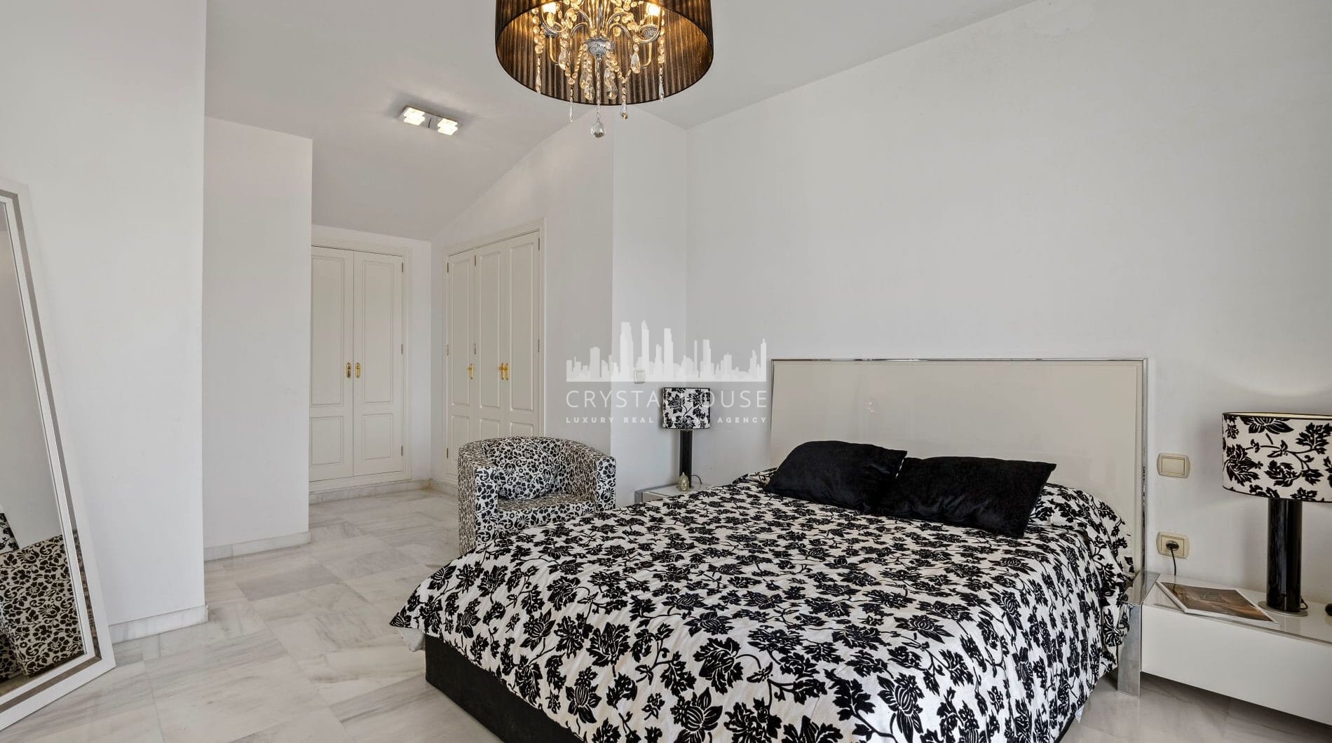 Live frontline beach in the exclusive El Saladillo Beach, Estepona