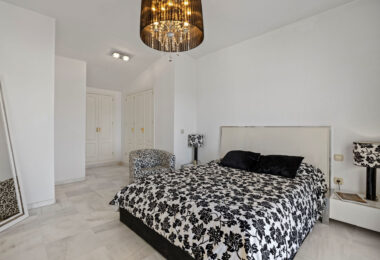 Live frontline beach in the exclusive El Saladillo Beach, Estepona
