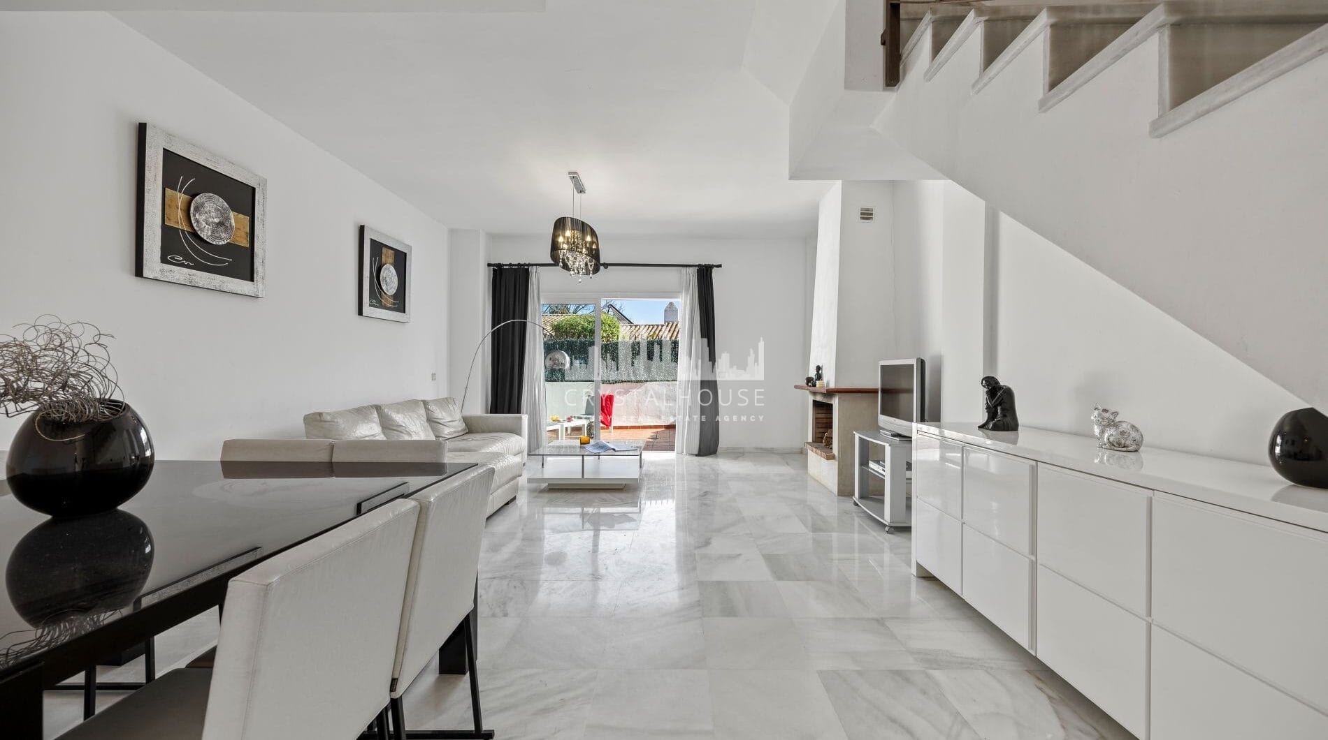 Live frontline beach in the exclusive El Saladillo Beach, Estepona