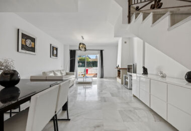 Live frontline beach in the exclusive El Saladillo Beach, Estepona