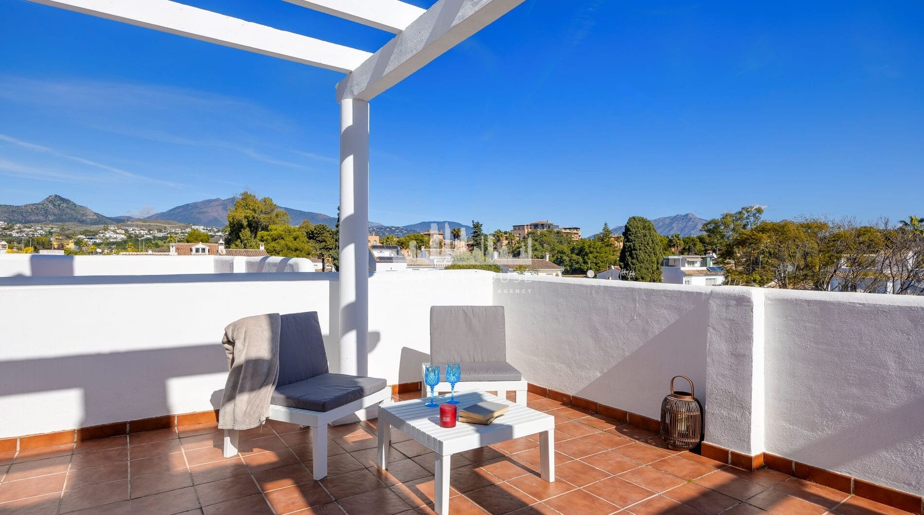 Live frontline beach in the exclusive El Saladillo Beach, Estepona