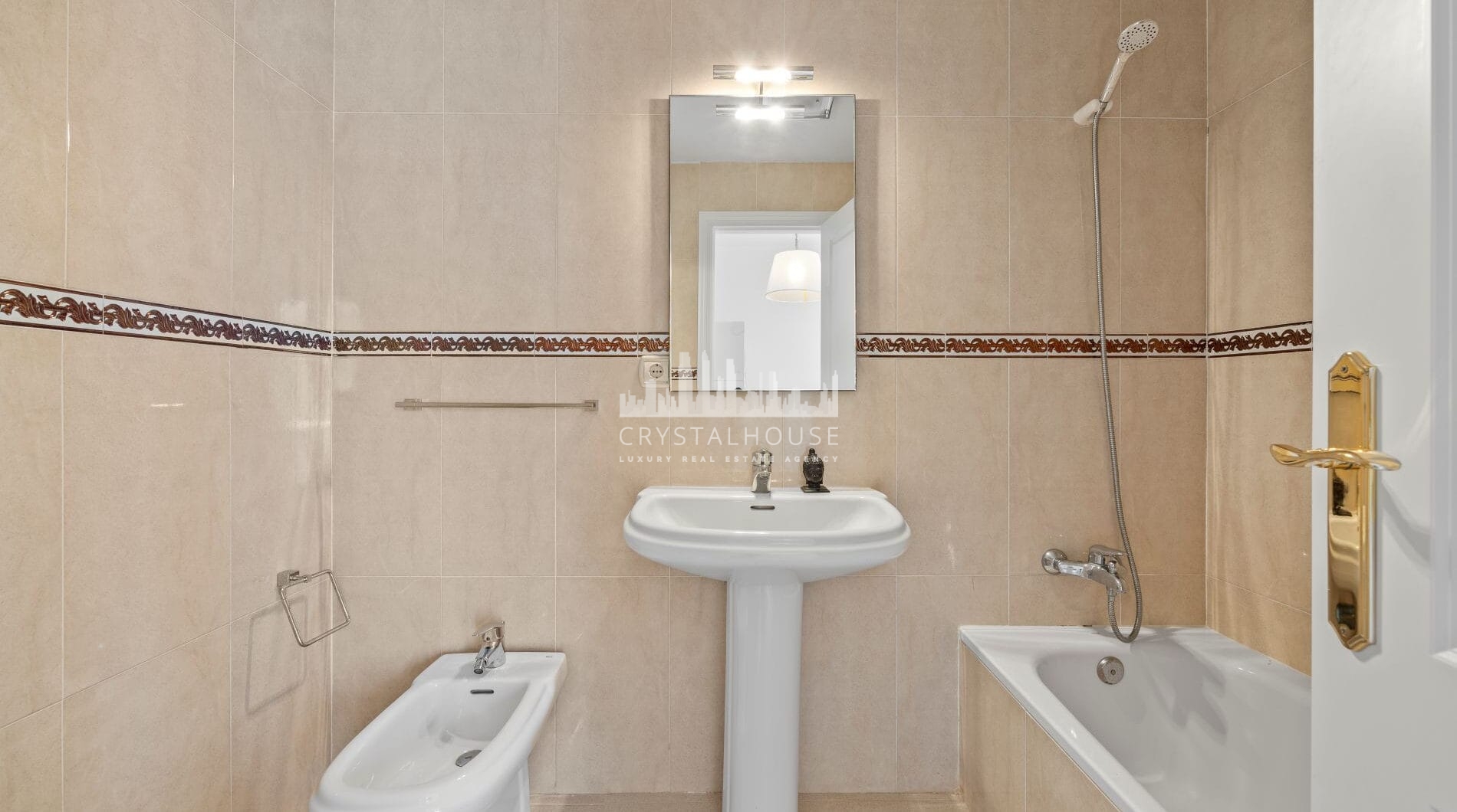 Live frontline beach in the exclusive El Saladillo Beach, Estepona