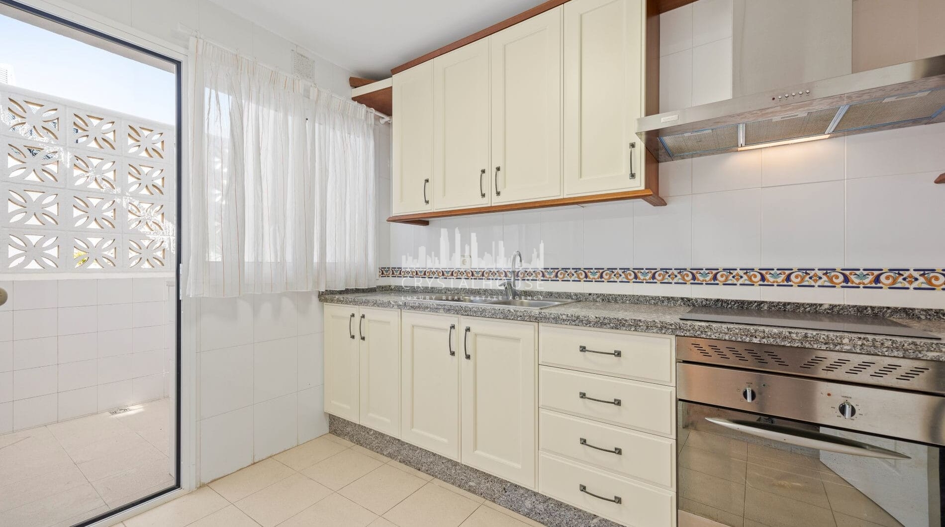 Live frontline beach in the exclusive El Saladillo Beach, Estepona