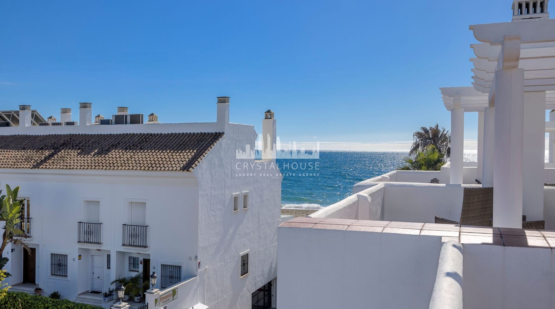 Live frontline beach in the exclusive El Saladillo Beach, Estepona