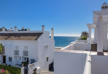 Live frontline beach in the exclusive El Saladillo Beach, Estepona