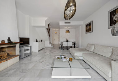 Live frontline beach in the exclusive El Saladillo Beach, Estepona