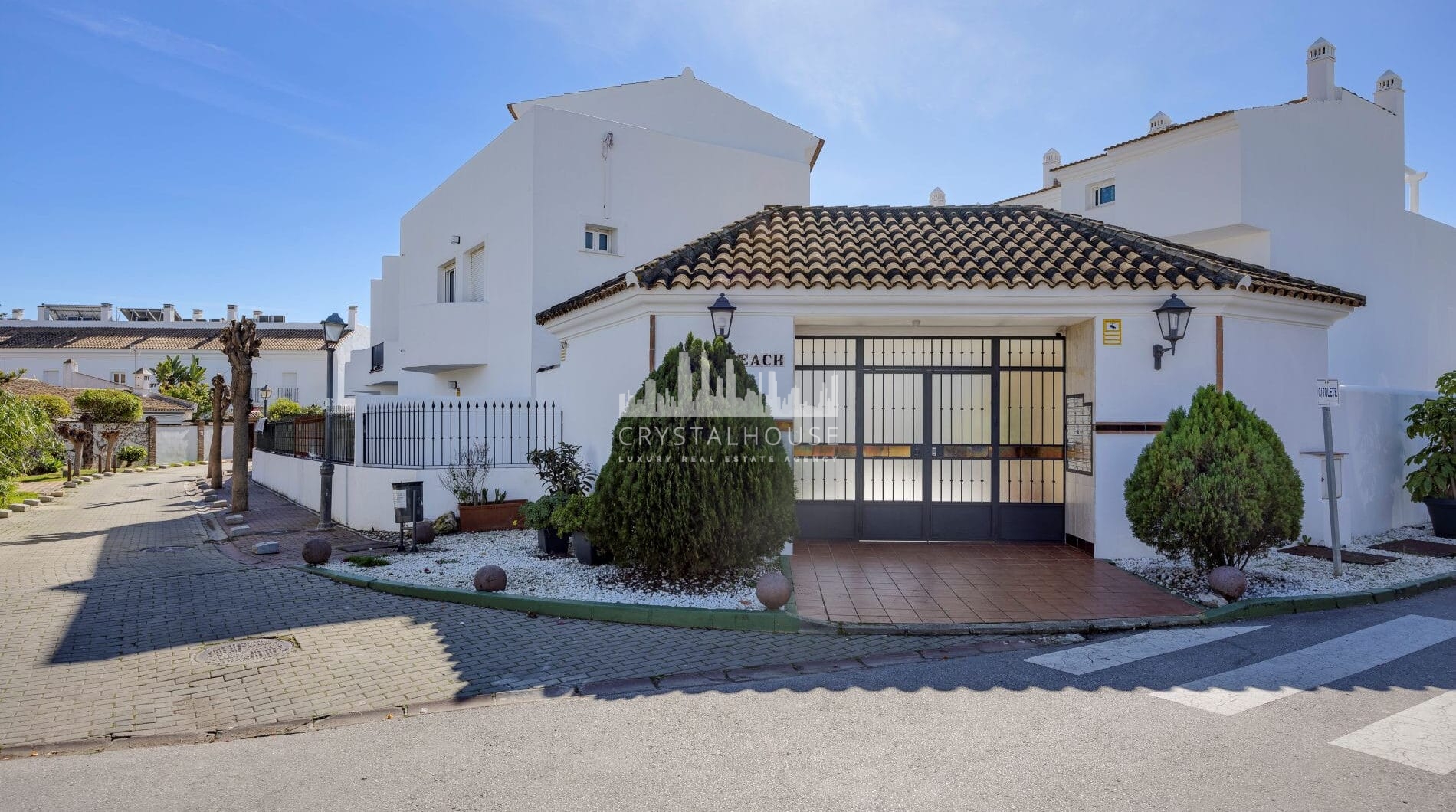 Live frontline beach in the exclusive El Saladillo Beach, Estepona