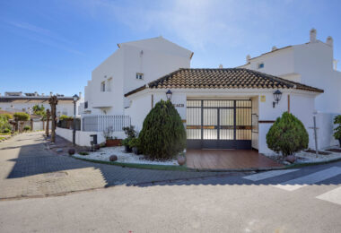 Live frontline beach in the exclusive El Saladillo Beach, Estepona