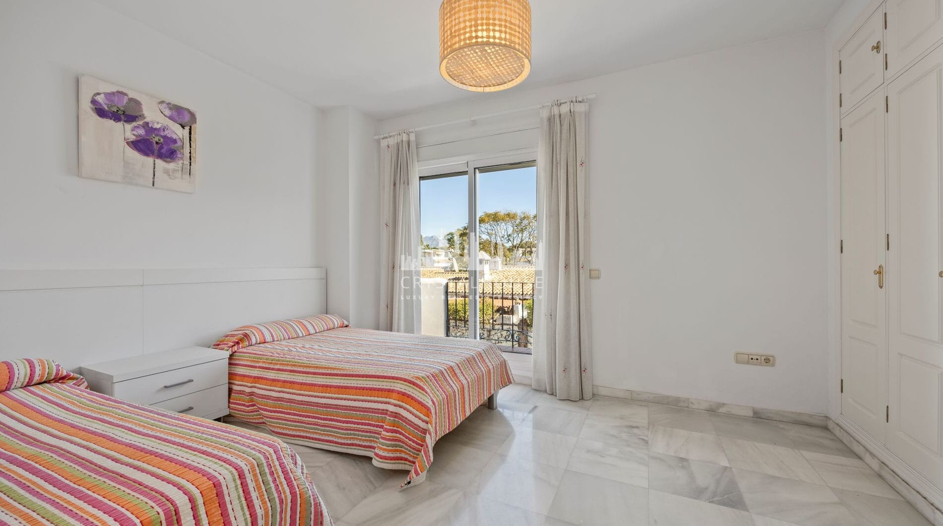 Live frontline beach in the exclusive El Saladillo Beach, Estepona