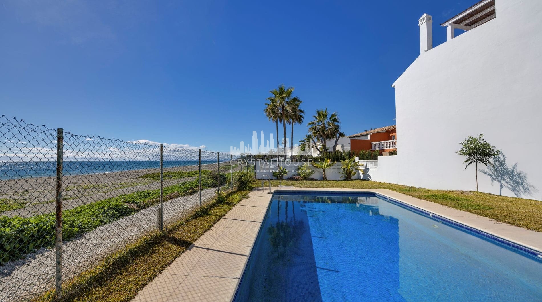 Live frontline beach in the exclusive El Saladillo Beach, Estepona