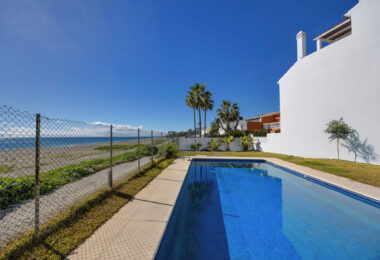 Live frontline beach in the exclusive El Saladillo Beach, Estepona