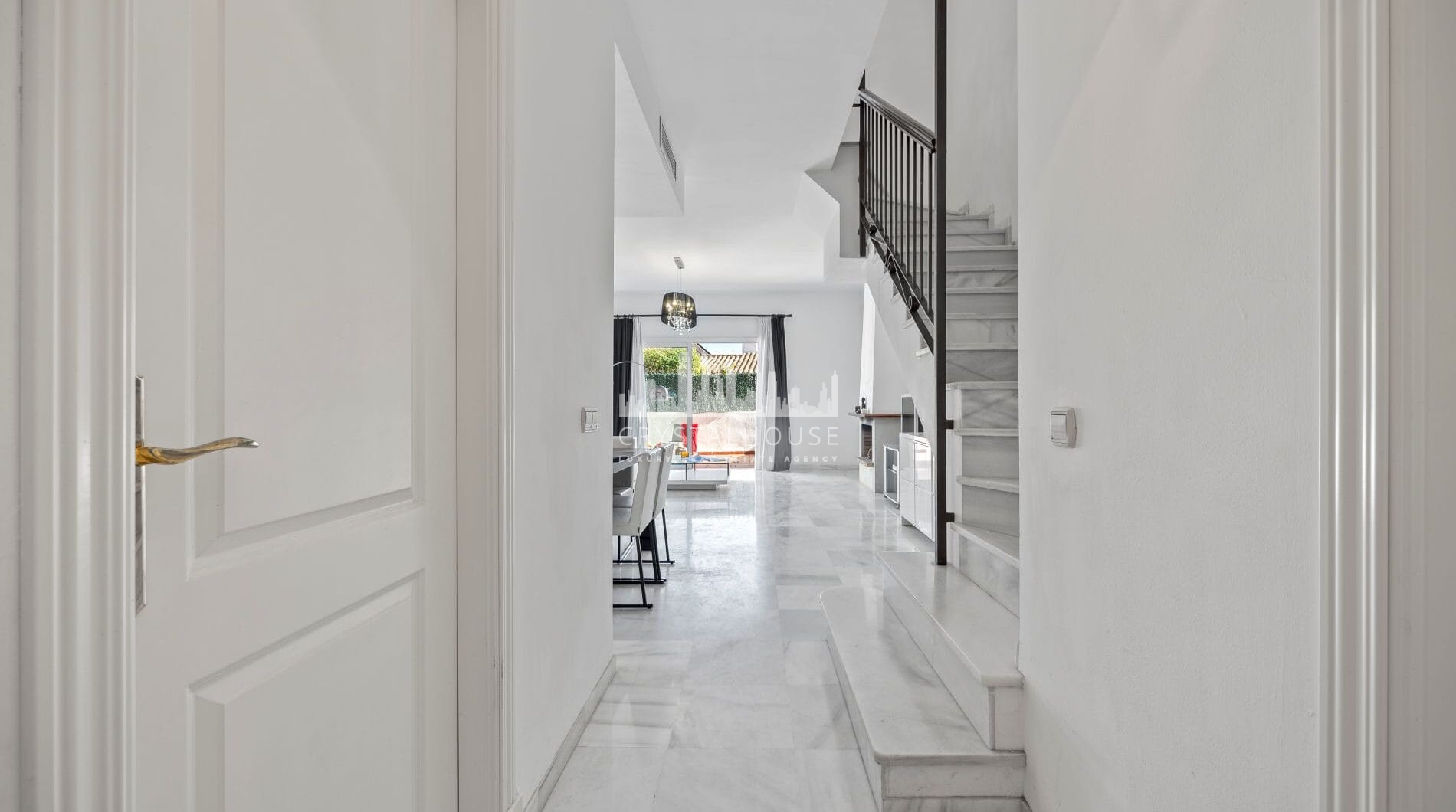Live frontline beach in the exclusive El Saladillo Beach, Estepona