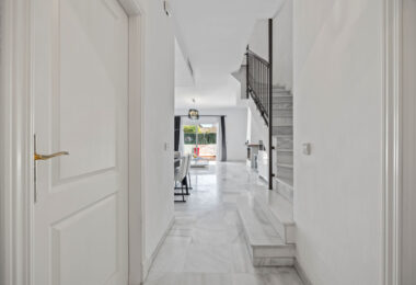Live frontline beach in the exclusive El Saladillo Beach, Estepona