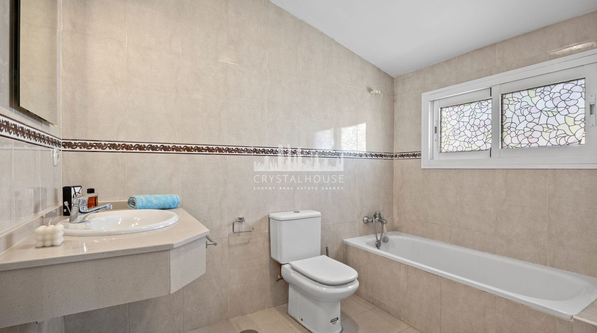 Live frontline beach in the exclusive El Saladillo Beach, Estepona