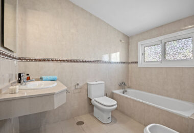 Live frontline beach in the exclusive El Saladillo Beach, Estepona