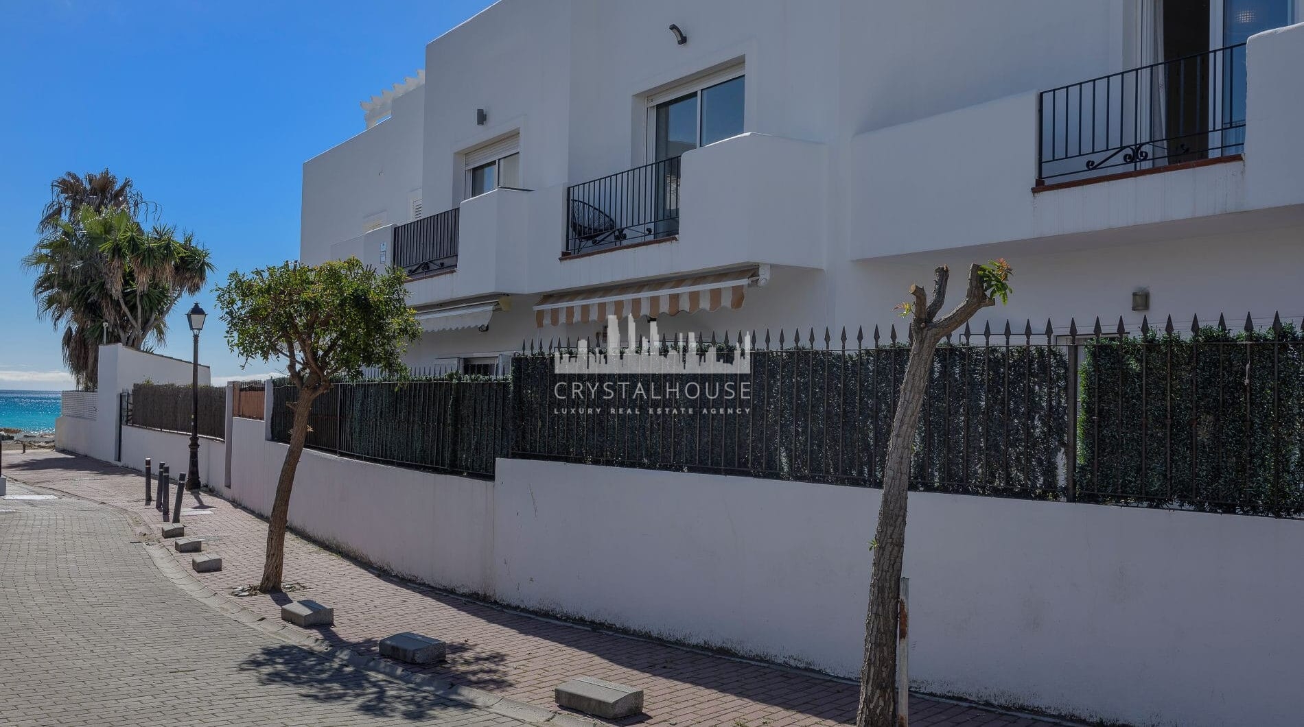 Live frontline beach in the exclusive El Saladillo Beach, Estepona