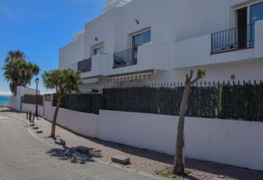 Live frontline beach in the exclusive El Saladillo Beach, Estepona