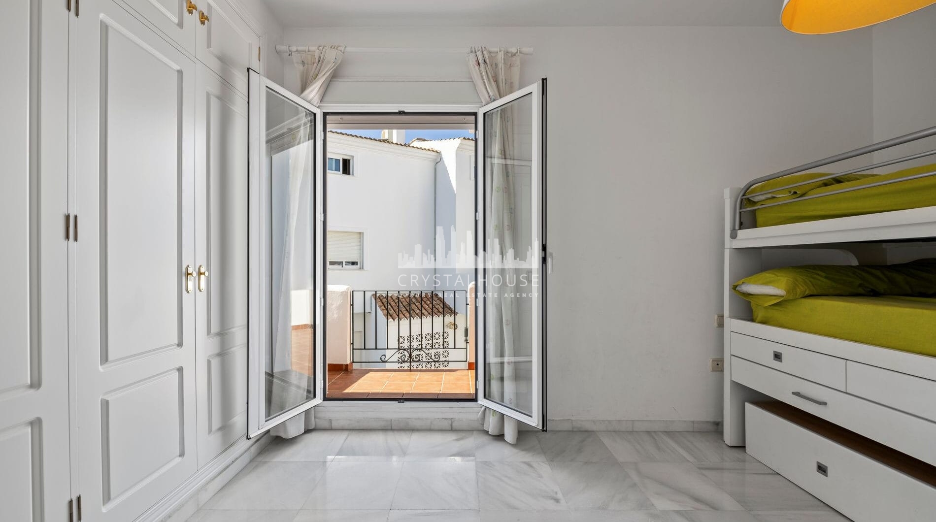 Live frontline beach in the exclusive El Saladillo Beach, Estepona