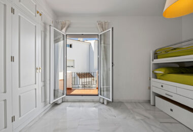 Live frontline beach in the exclusive El Saladillo Beach, Estepona