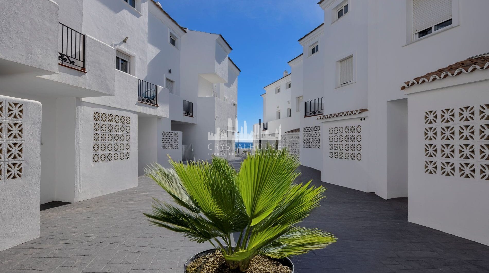 Live frontline beach in the exclusive El Saladillo Beach, Estepona