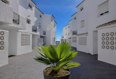 Live frontline beach in the exclusive El Saladillo Beach, Estepona