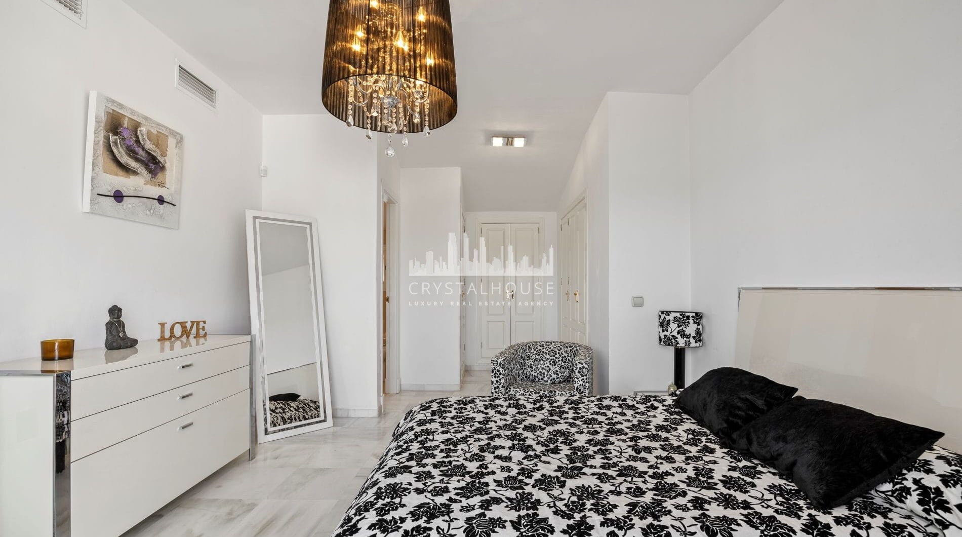 Live frontline beach in the exclusive El Saladillo Beach, Estepona