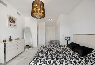 Live frontline beach in the exclusive El Saladillo Beach, Estepona