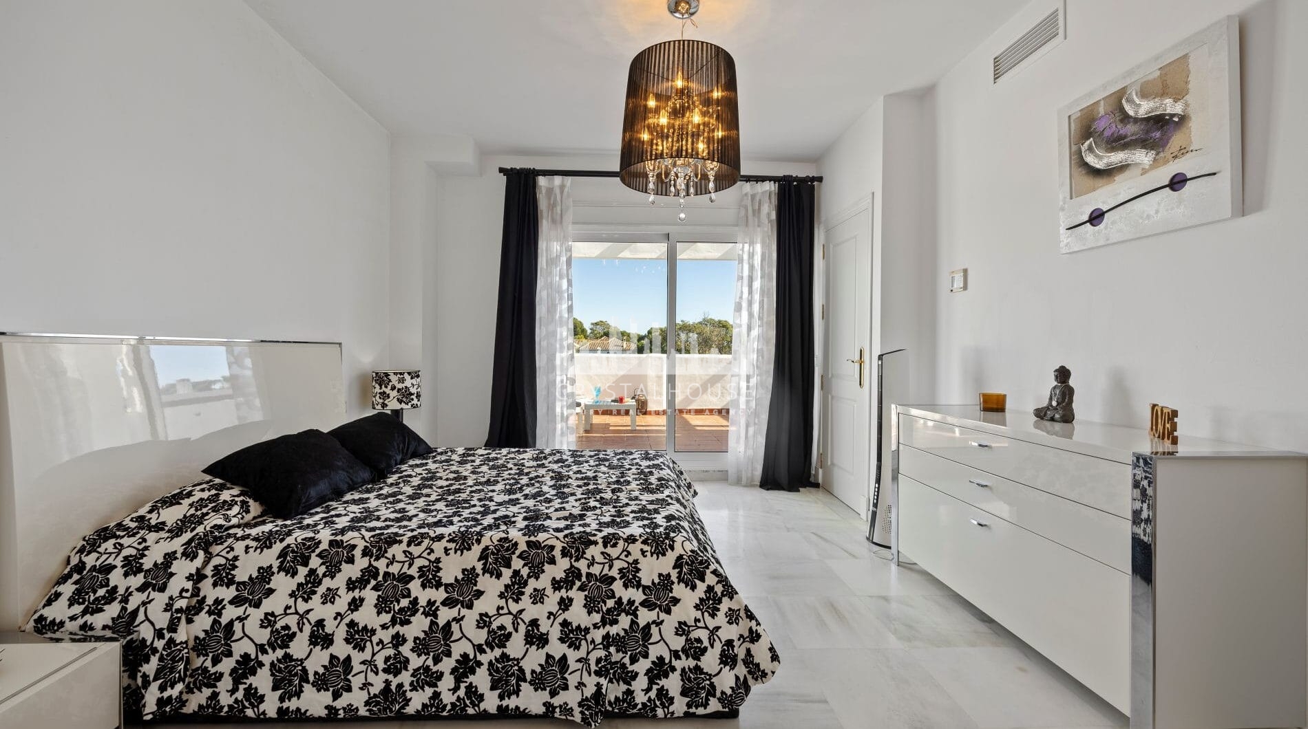 Live frontline beach in the exclusive El Saladillo Beach, Estepona