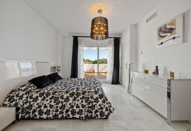 Live frontline beach in the exclusive El Saladillo Beach, Estepona