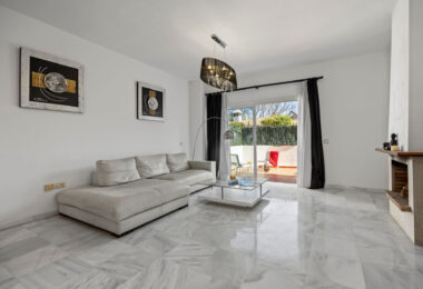 Live frontline beach in the exclusive El Saladillo Beach, Estepona