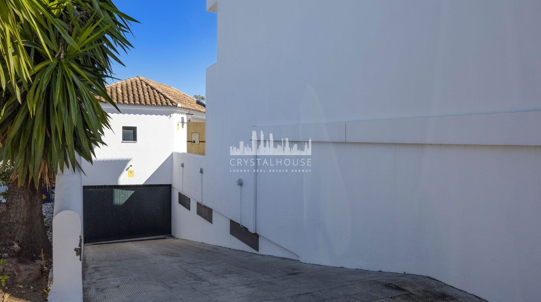Live frontline beach in the exclusive El Saladillo Beach, Estepona