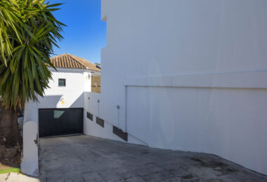 Live frontline beach in the exclusive El Saladillo Beach, Estepona