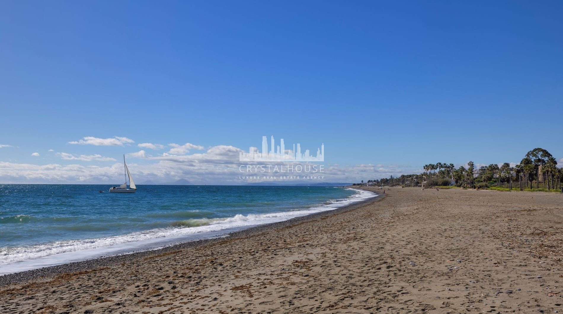 Live frontline beach in the exclusive El Saladillo Beach, Estepona