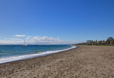 Live frontline beach in the exclusive El Saladillo Beach, Estepona