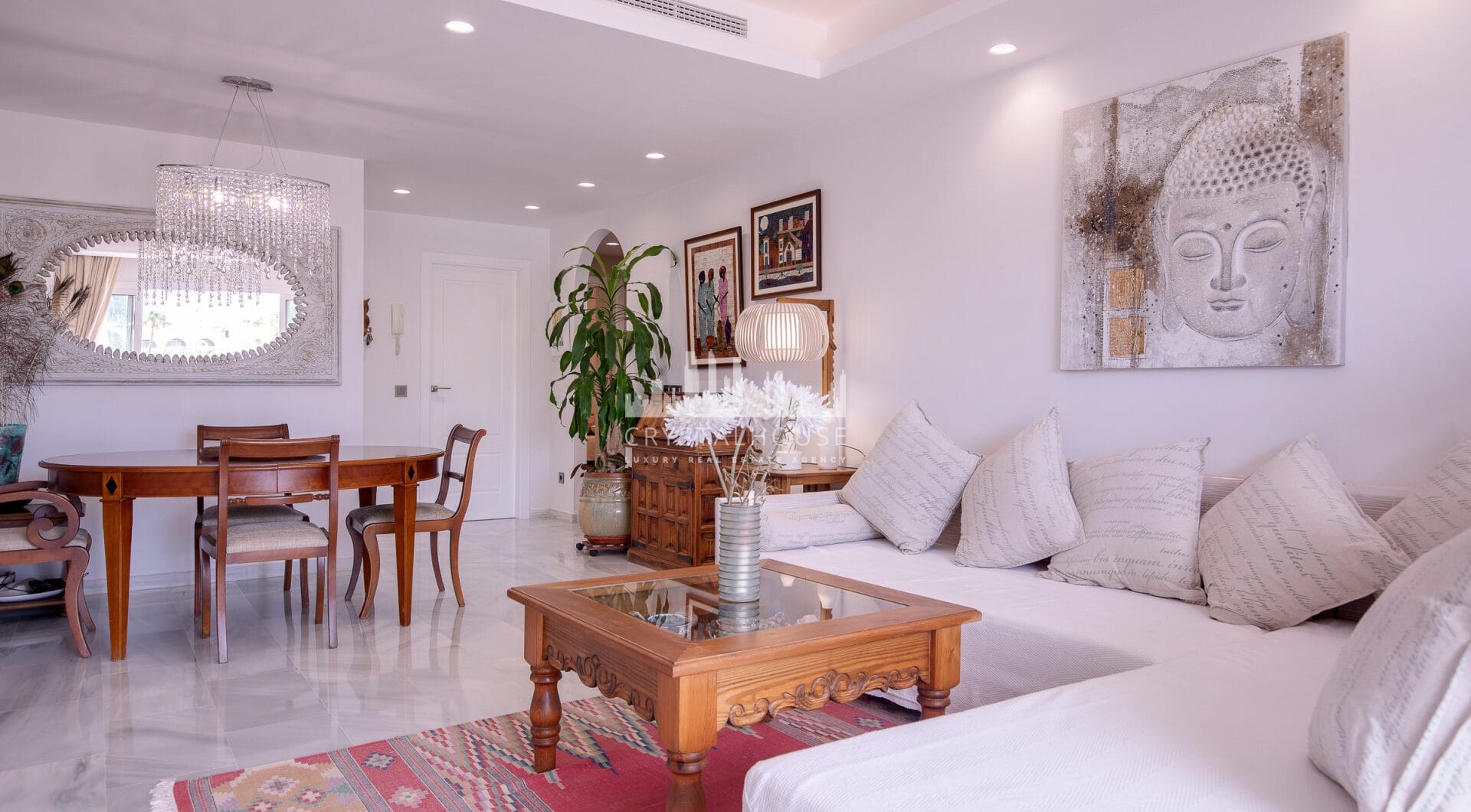Duplex penthouse with an incredible terrace and panoramic views, in the heart of Puerto Banus