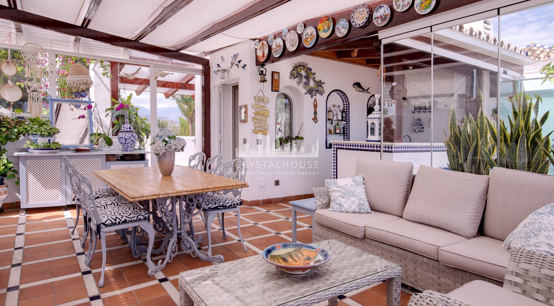 Duplex penthouse with an incredible terrace and panoramic views, in the heart of Puerto Banus