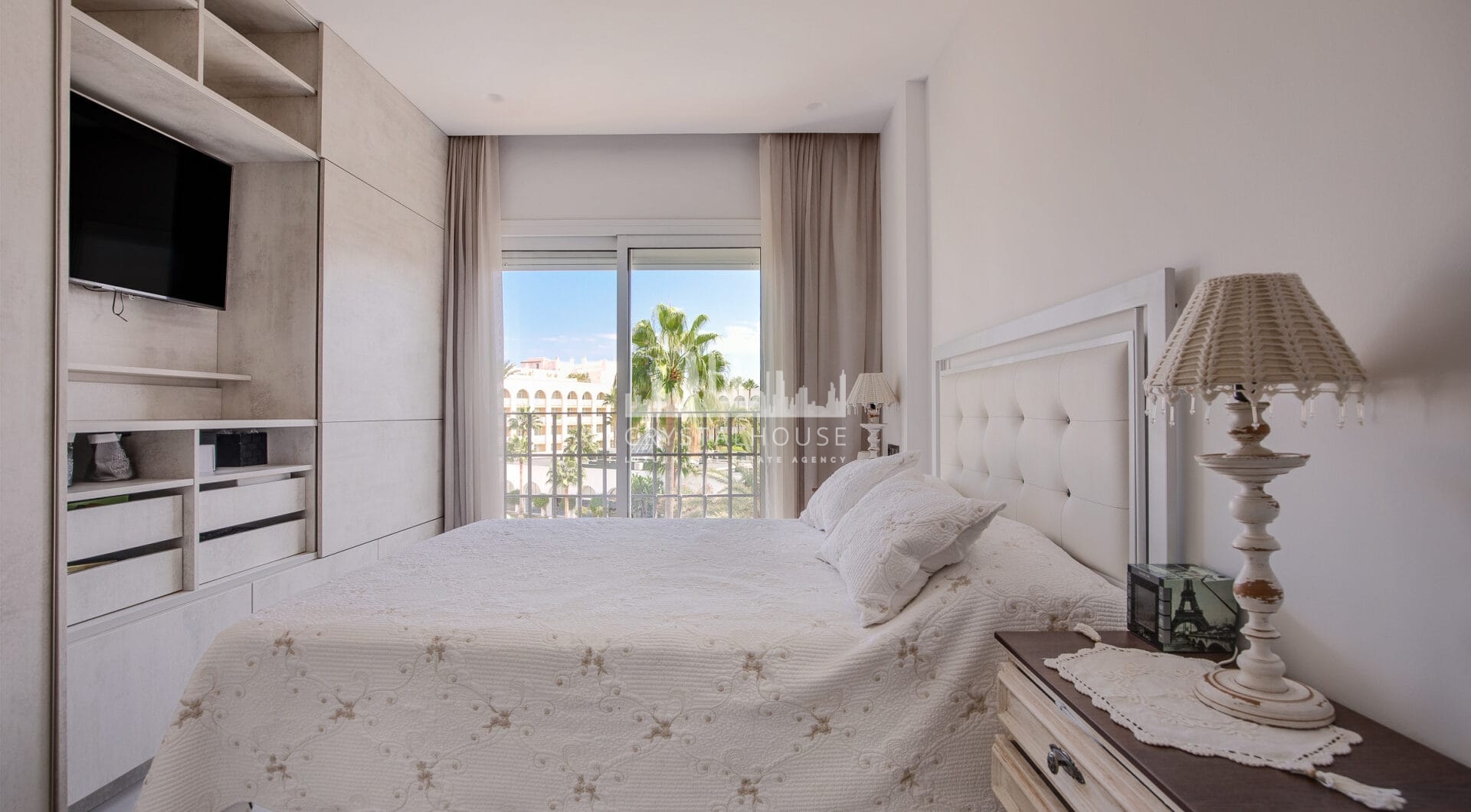 Duplex penthouse with an incredible terrace and panoramic views, in the heart of Puerto Banus