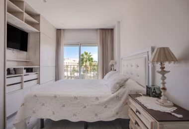 Duplex penthouse with an incredible terrace and panoramic views, in the heart of Puerto Banus