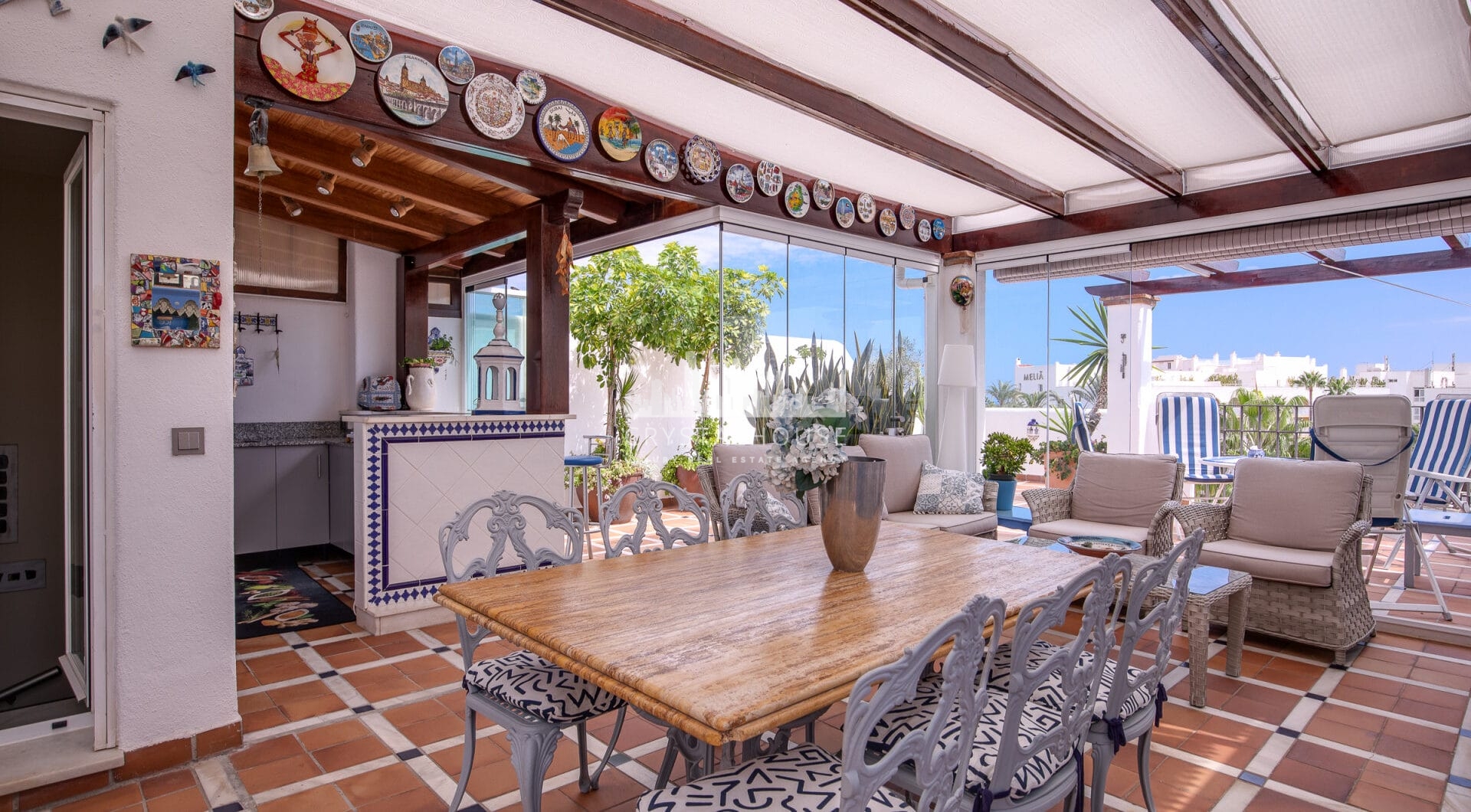 Duplex penthouse with an incredible terrace and panoramic views, in the heart of Puerto Banus
